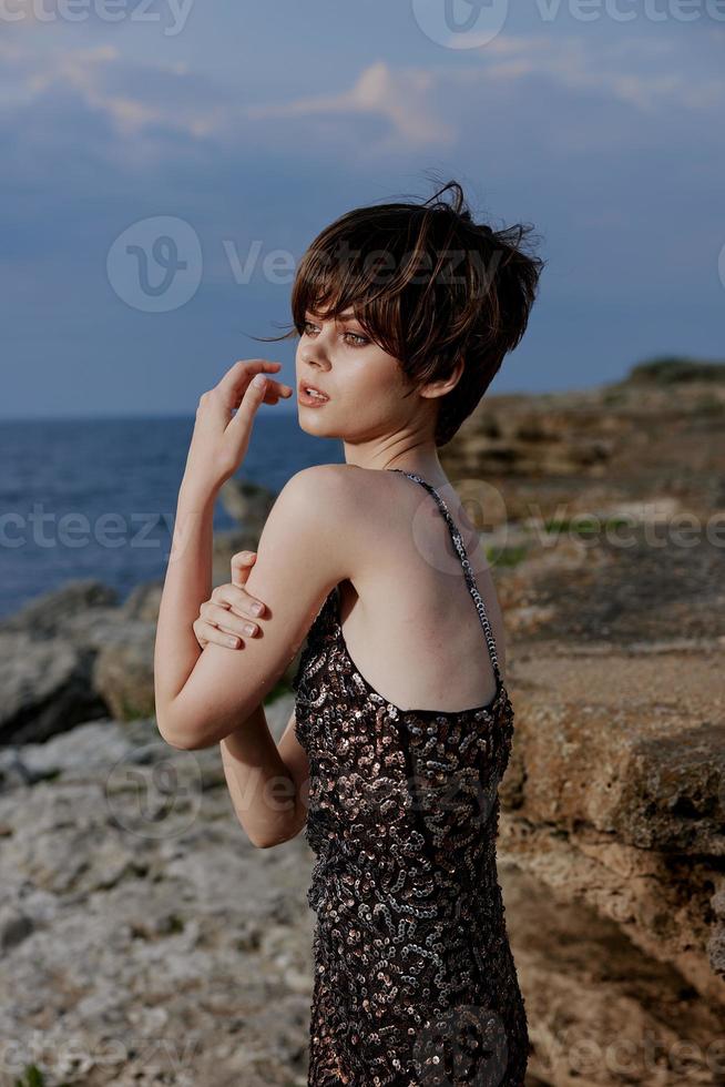 mooi vrouw modern natuur luxe poseren vrijheid buitenshuis foto