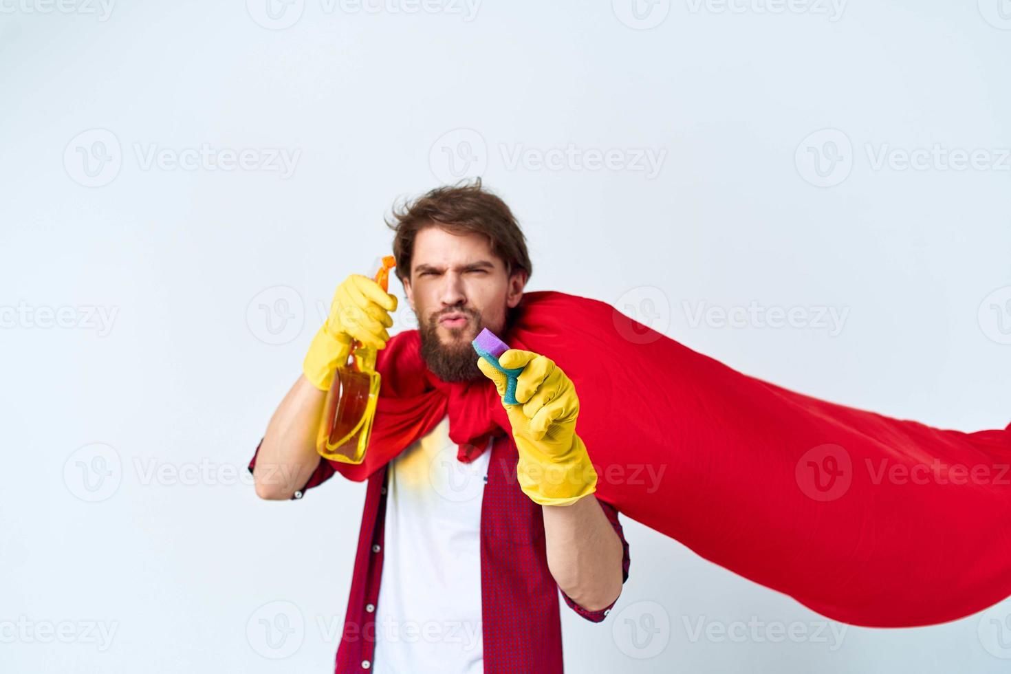 Mens geel rubber handschoenen mantel huishouden schoonmaak helpen in de omgeving van de huis foto