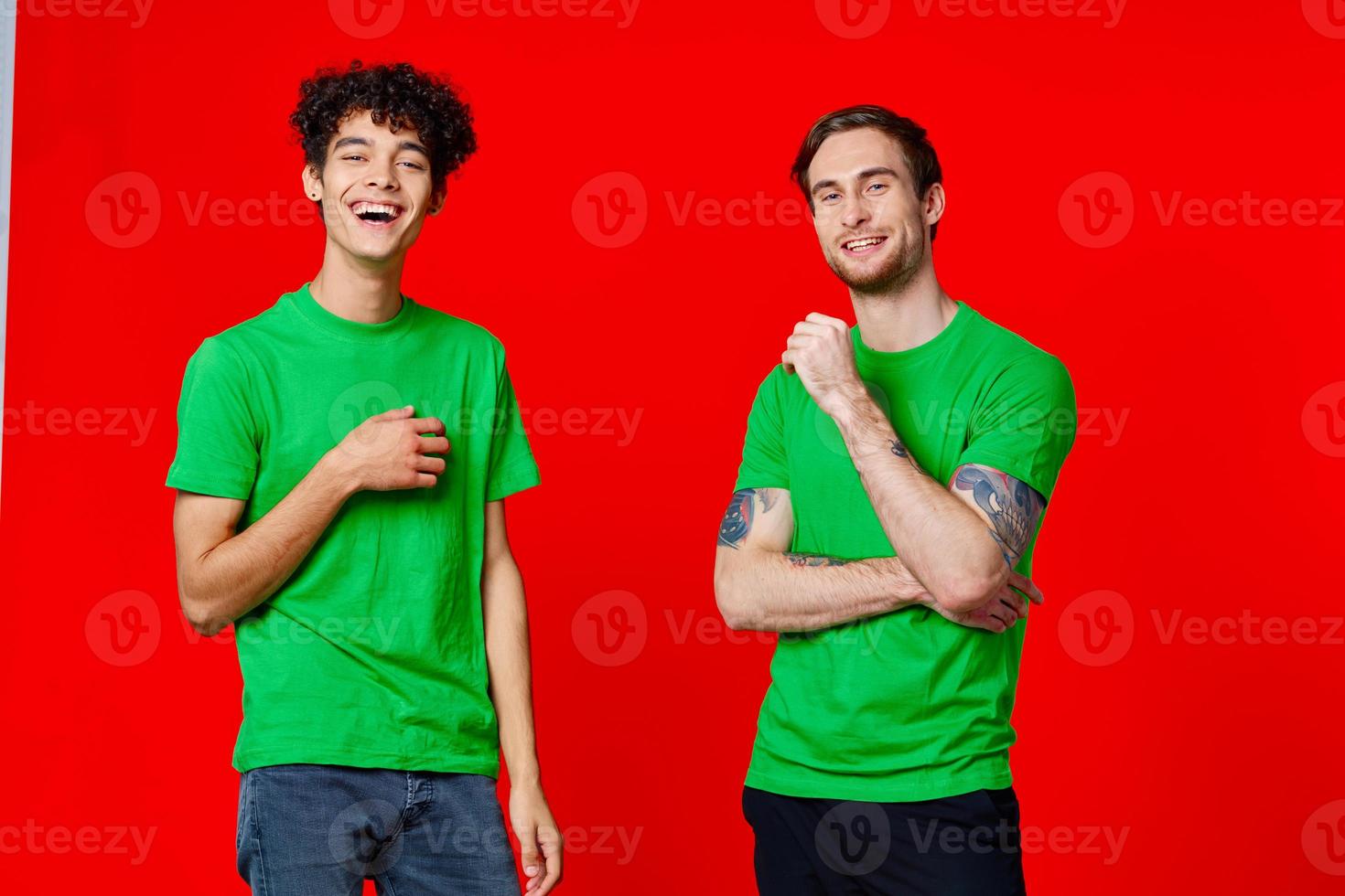 vrolijk vrienden groen t-shirt communicatie emoties rood achtergrond foto