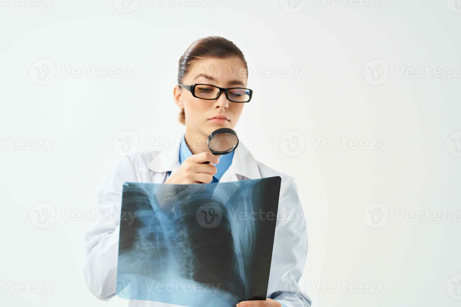 vrouw dokter in wit jassen professioneel behandeling Gezondheid laboratorium foto