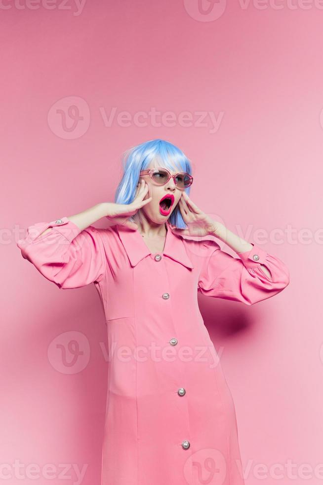 modieus vrouw in blauw pruik roze jurk rood lippen geïsoleerd achtergrond foto