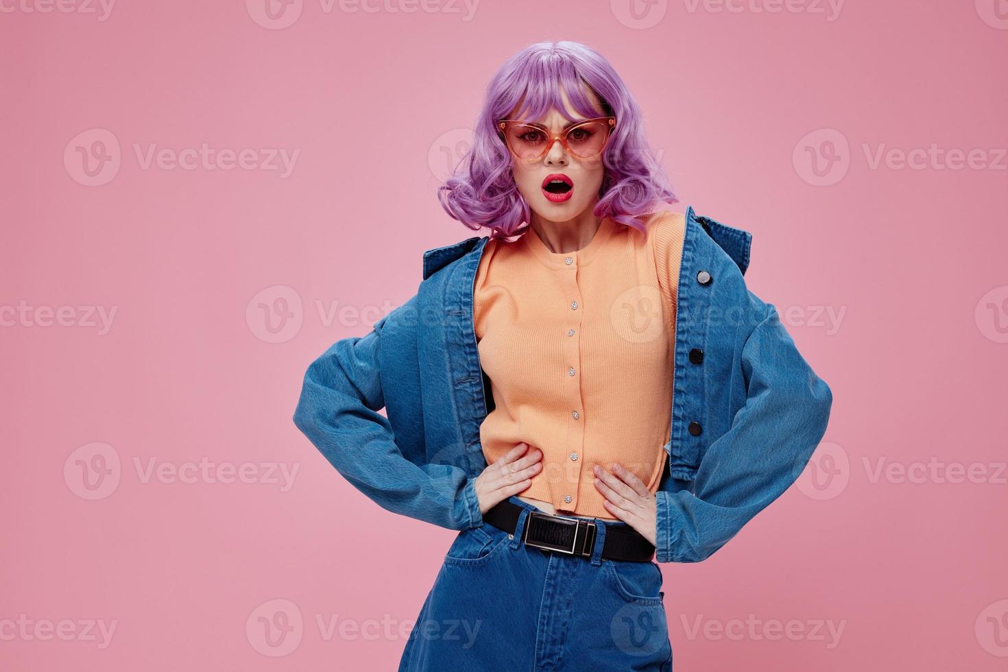 portret van een charmant dame denim kleding mode poseren pet roze bril roze achtergrond ongewijzigd foto