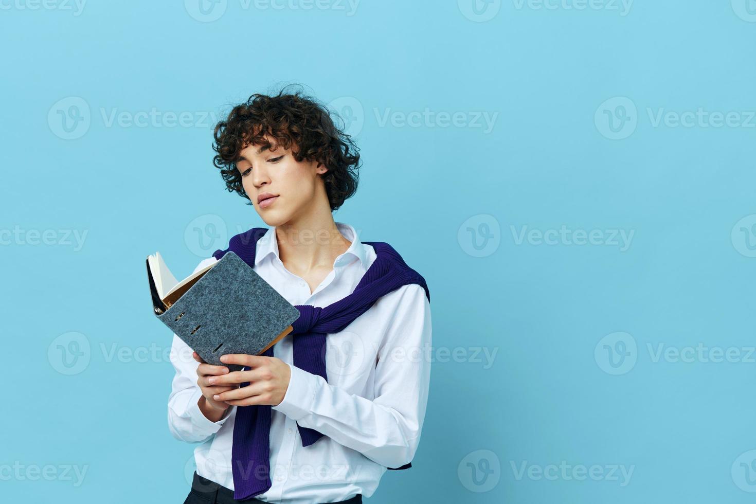 vent met een kladblok in een trui overhemd Aan de schouders levensstijl school- foto