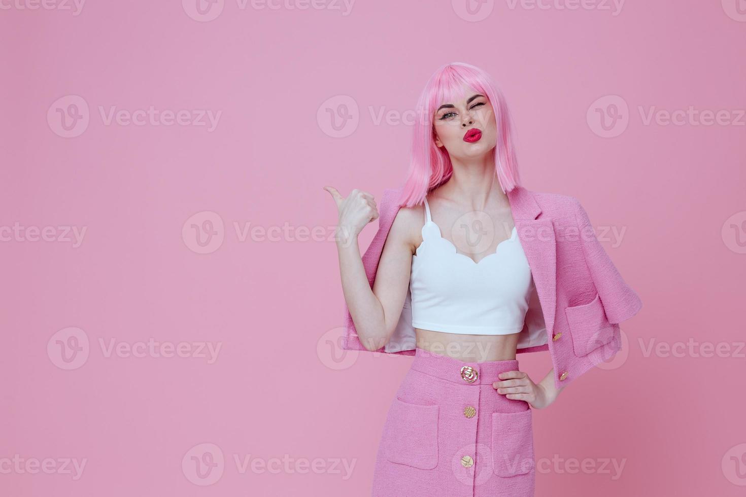 schoonheid mode vrouw gebaren met zijn handen met een roze jasje roze achtergrond ongewijzigd foto