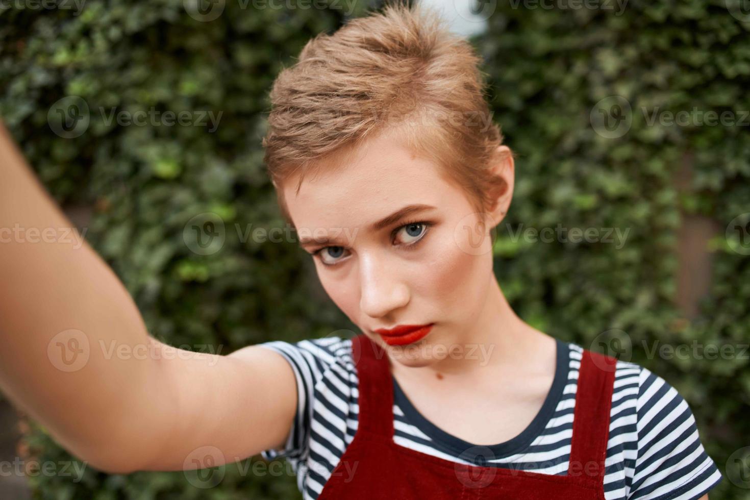 mooi vrouw in park groen struik natuur vrije tijd wandelen foto