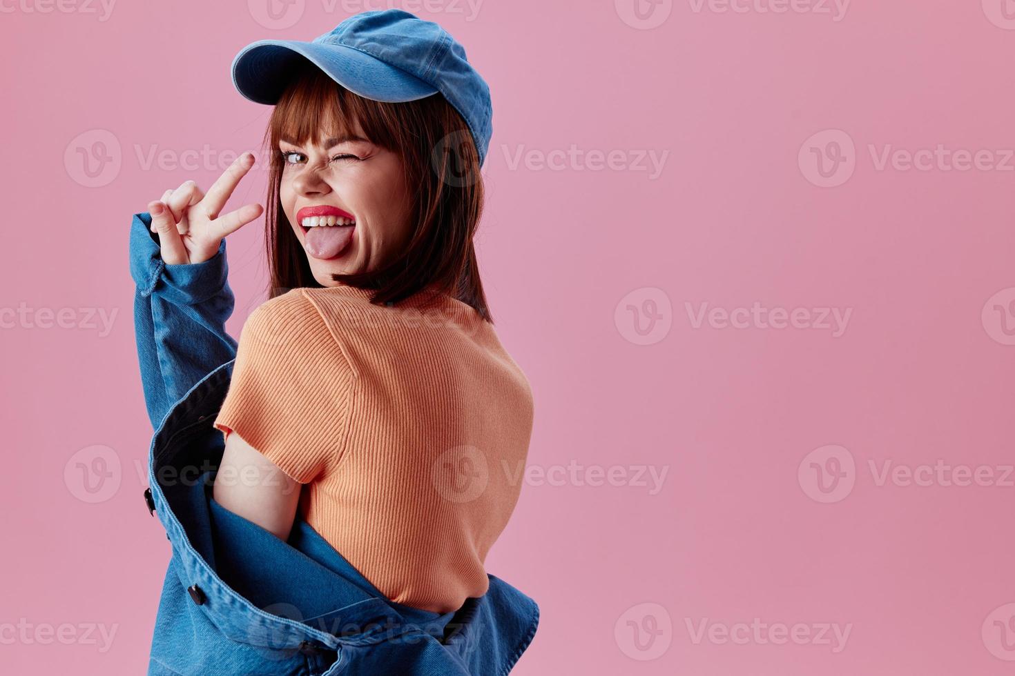 schoonheid mode vrouw denim kleding mode poseren pet kleur achtergrond ongewijzigd foto