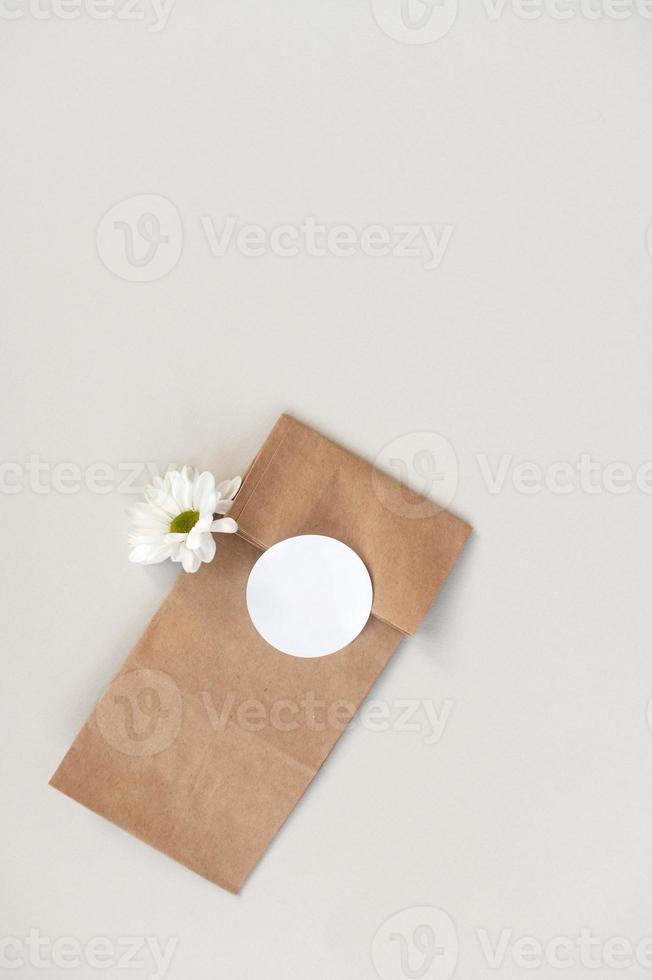 ronde sticker mockup Aan geschenk kraft tas, envelop met blanco sticker, Zelfklevend label, dank u label. foto