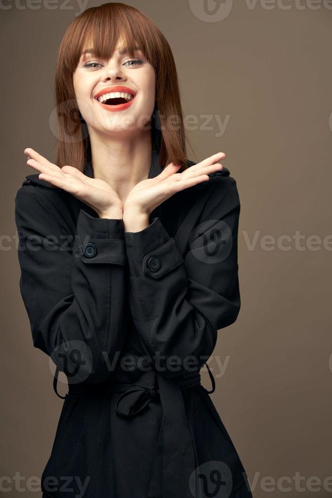 charmant vrouw licht huid elegant kleren bijgesneden visie foto