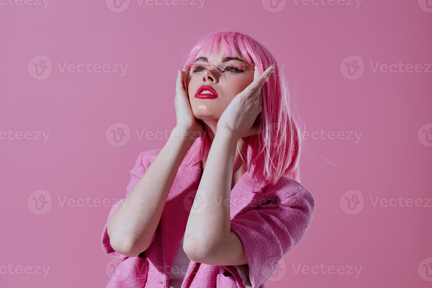 positief jong vrouw roze jasje Holding haar- schoonheidsmiddelen roze achtergrond ongewijzigd foto