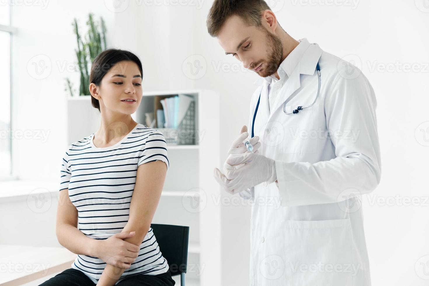 mannetje dokter met een vaccin in zijn handen De volgende naar een ziekenhuis geduldig foto