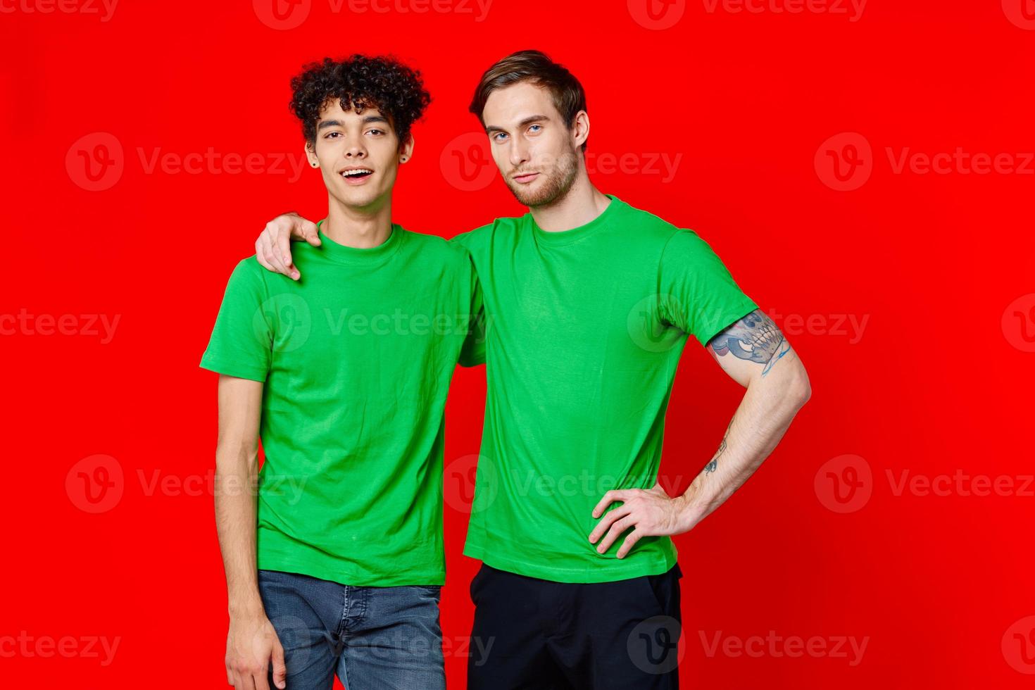 vrolijk vrienden groen t-shirts emoties communicatie knuffel vriendschap foto