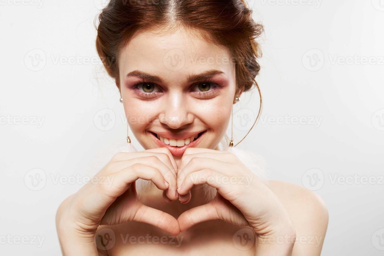 vrouw met pluizig oorbellen helder bedenken emoties detailopname foto