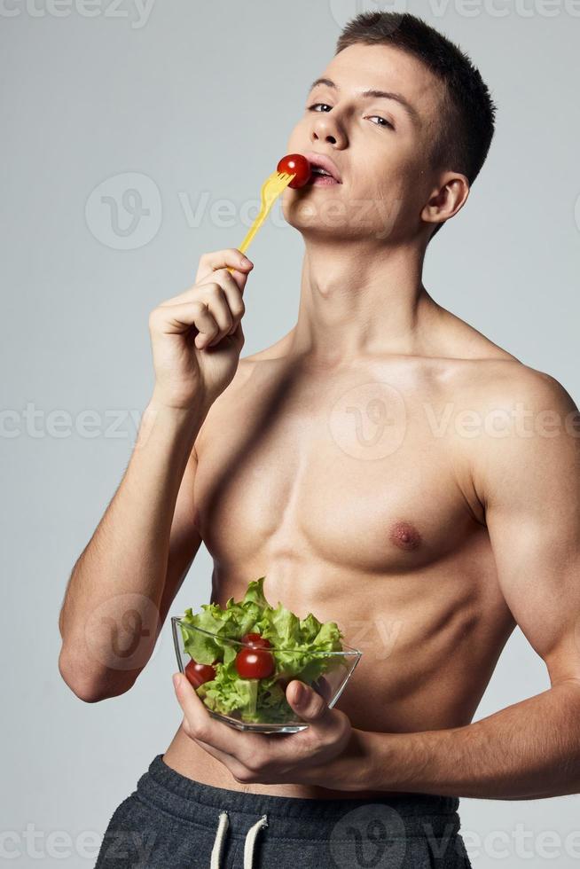 sport vent met naakt gemotiveerd omhoog lichaam bord salade aan het eten geïsoleerd achtergrond foto