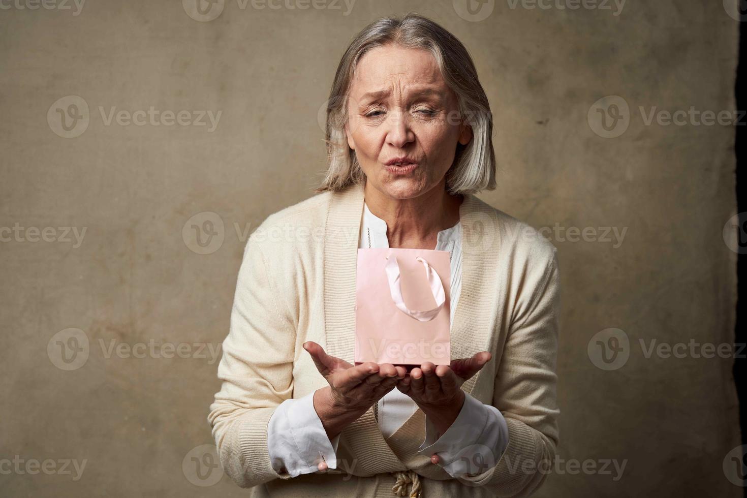 vrolijk ouderen vrouw met geschenk zak vakantie studio foto