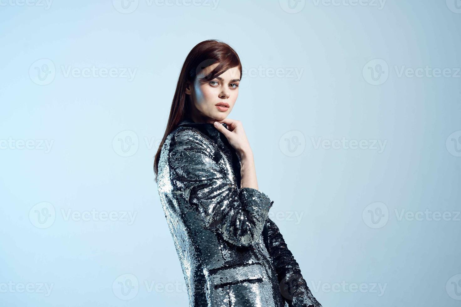 mooi modieus vrouw in zilver blazer poseren modern stijl luxe foto