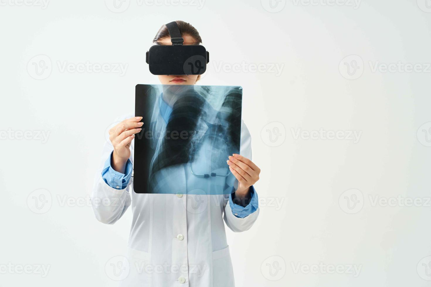 radioloog met virtueel realiteit bril röntgenstraal technologie foto