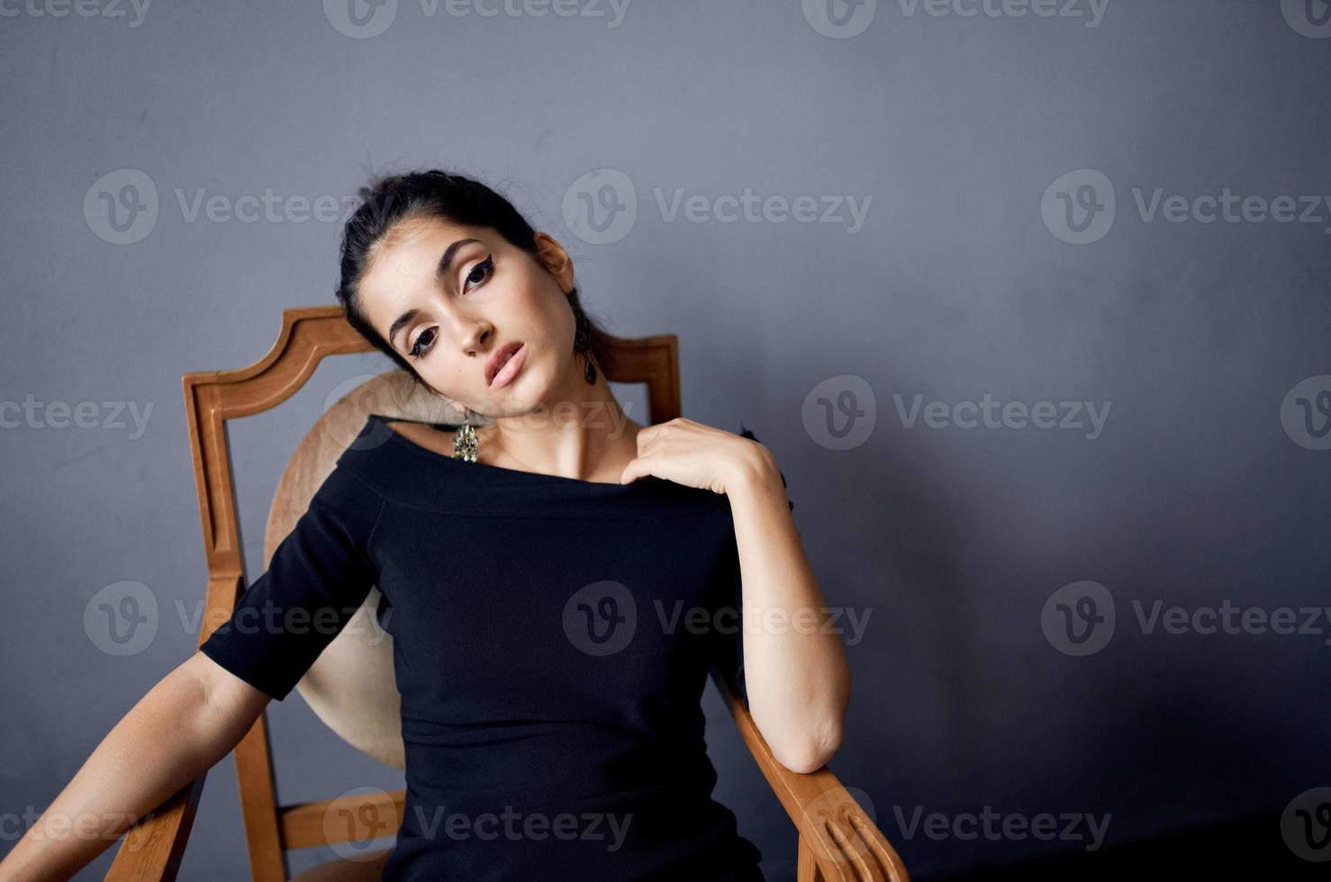 brunette poseren model- aantrekkelijk kijken decoratie glimlach levensstijl studio foto