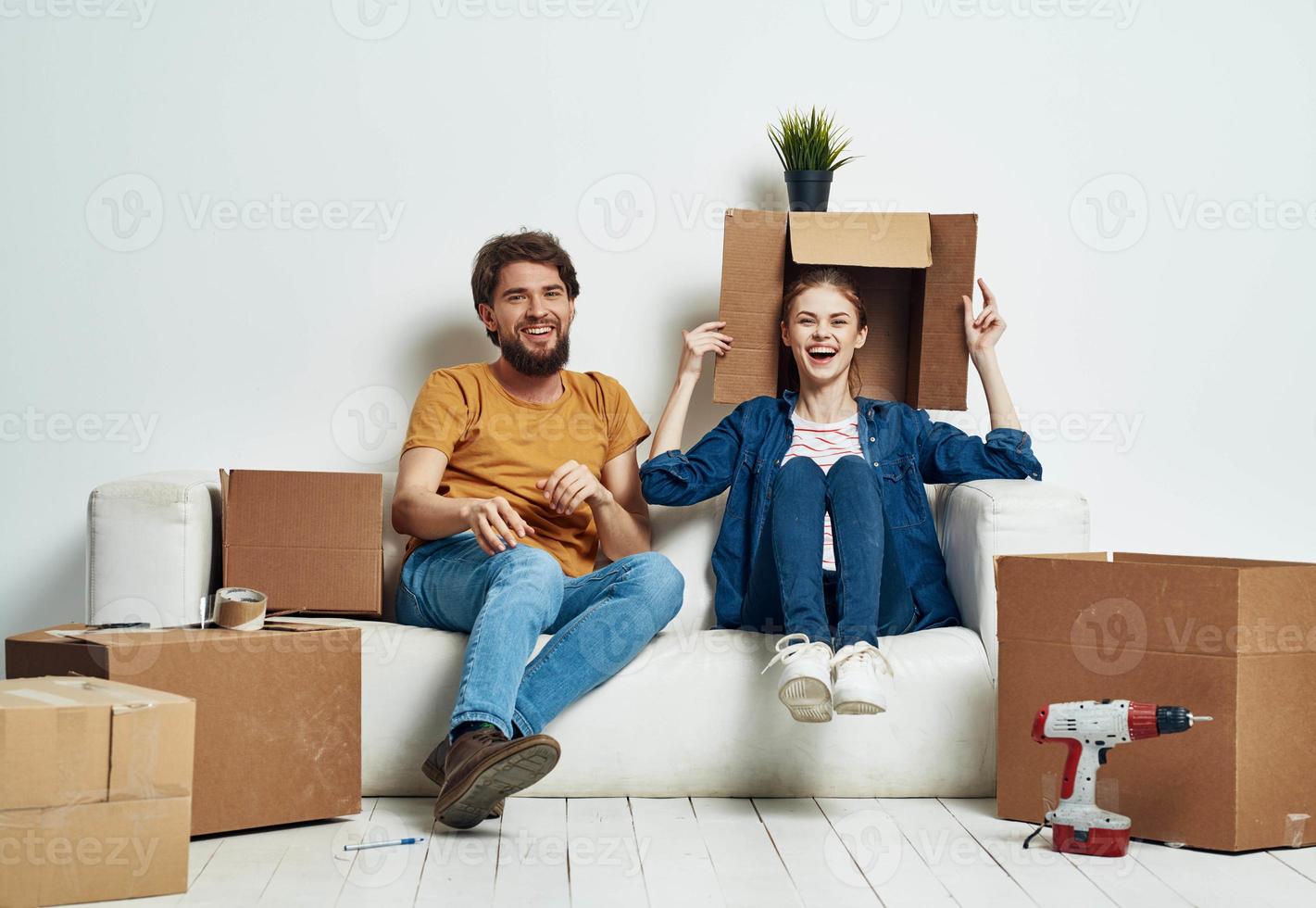 housewarming paar in beweging naar een nieuw appartement dozen met dingen foto