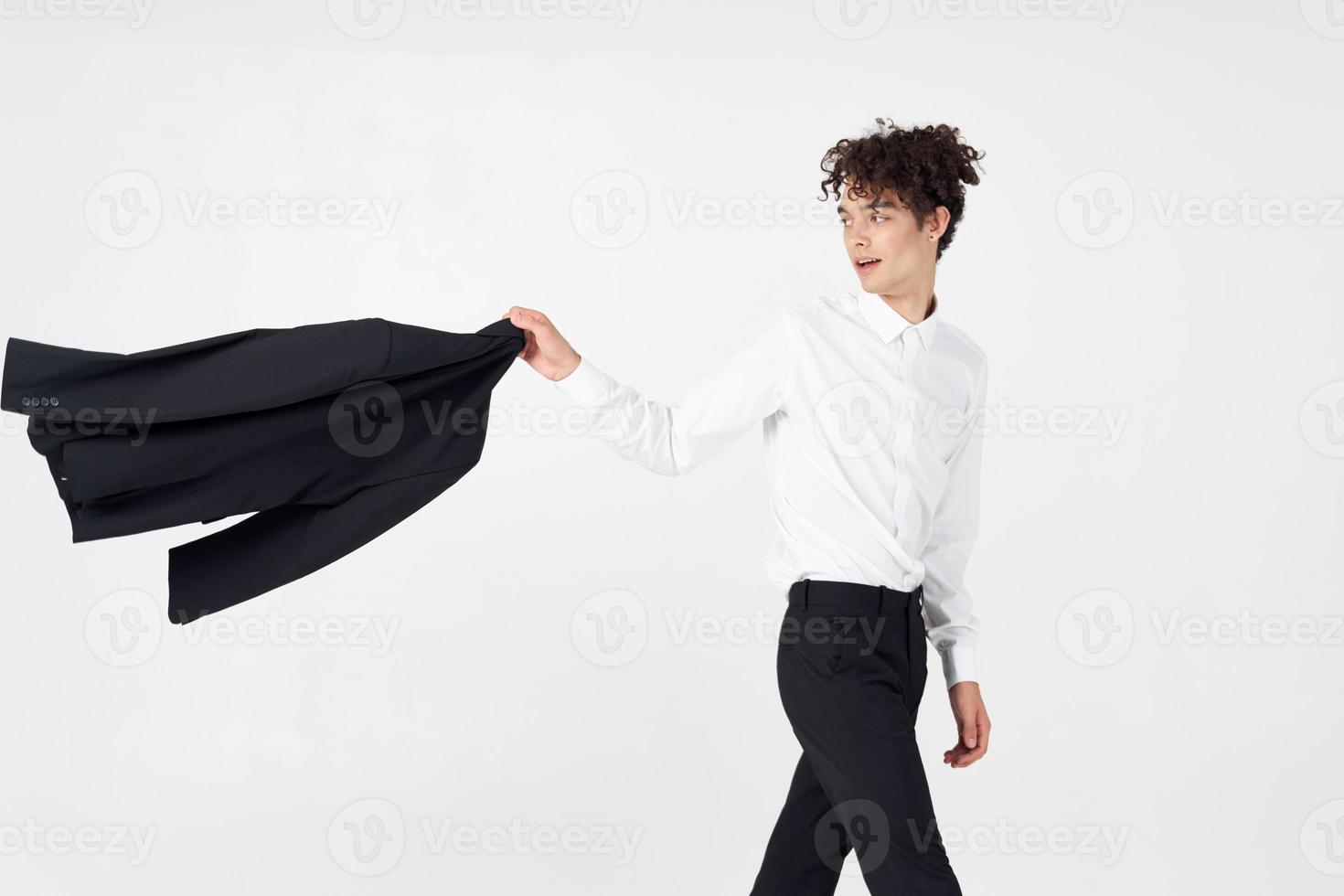 vent in een overhemd en broek met een jasje in zijn hand- Aan een licht achtergrond bijgesneden visie model- foto