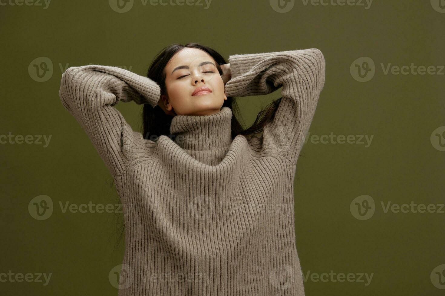 jong vrouw aantrekkelijk kijken charme warm trui geïsoleerd achtergrond foto
