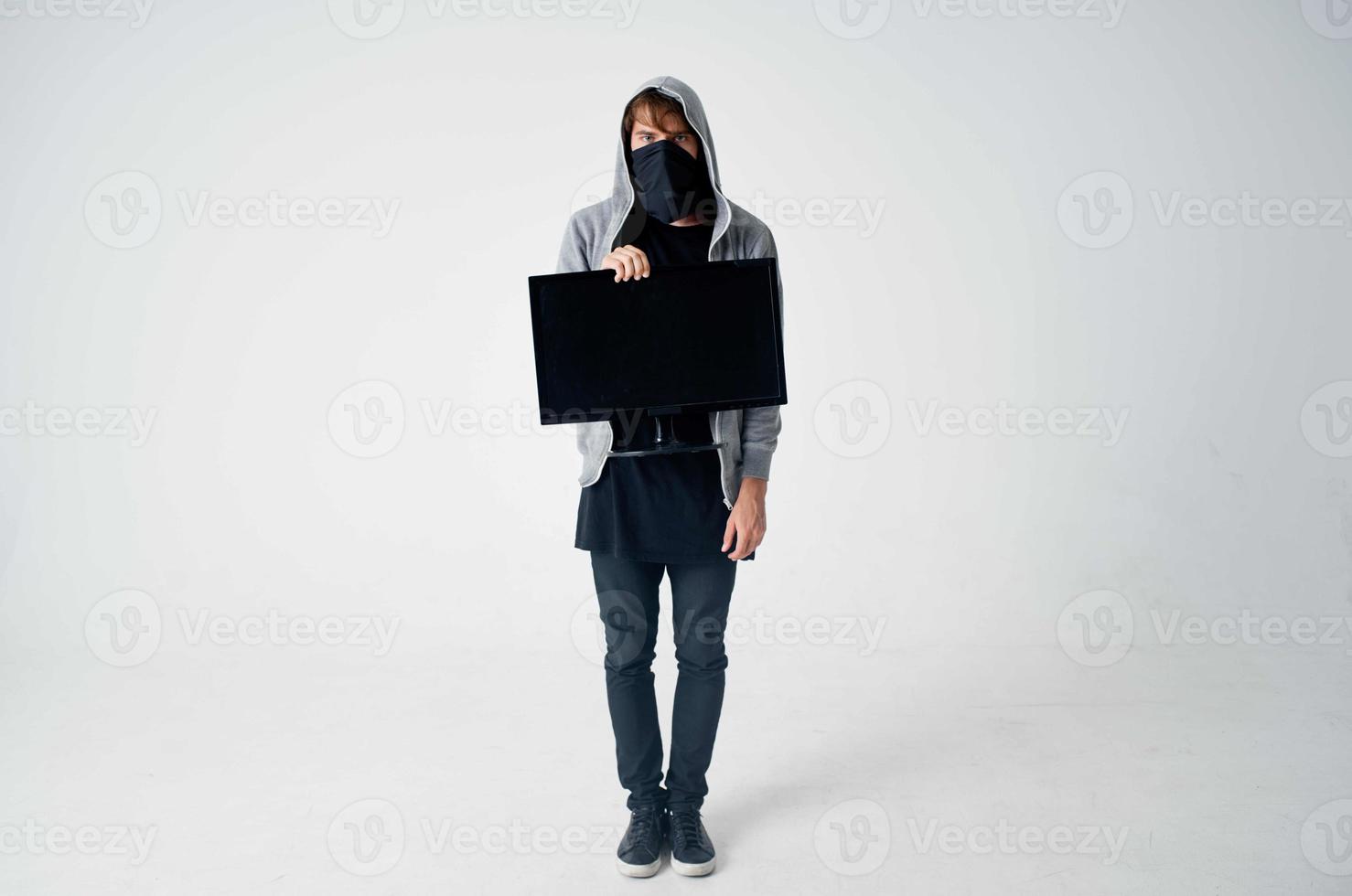 mannetje dief met een kap hoofd hacken technologie veiligheid geïsoleerd achtergrond foto