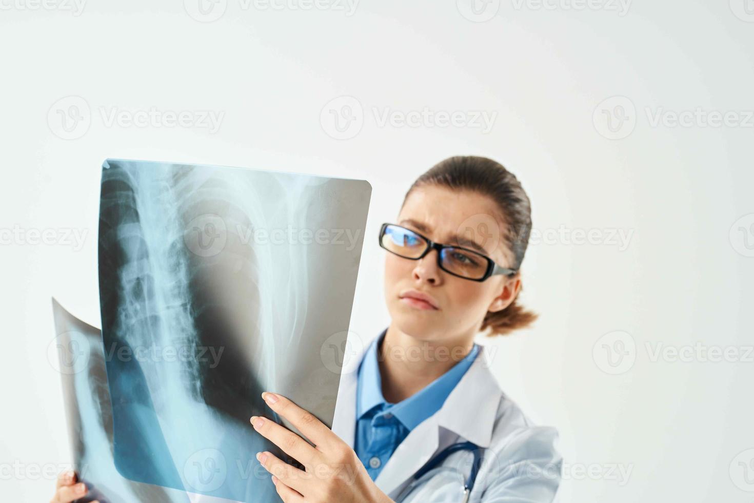 de radioloog looks Bij de röntgenstraal diagnose naar een professioneel de resultaten foto