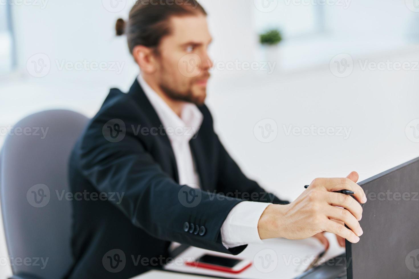 Mens werk emoties in voorkant van laptop levensstijl foto