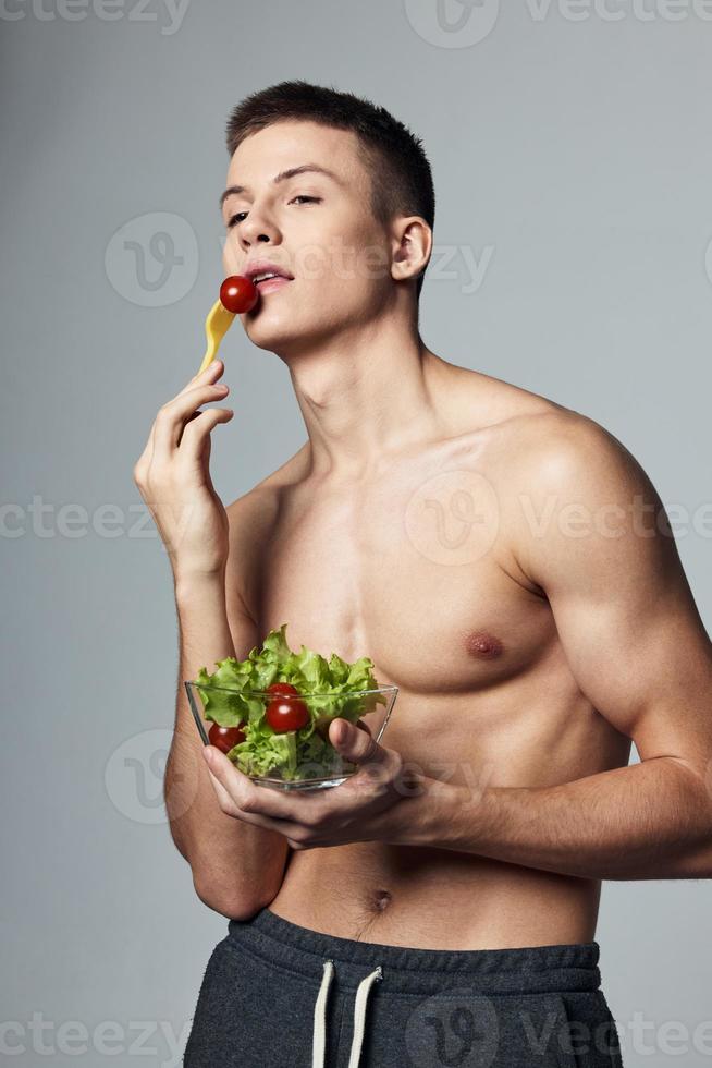 atletisch Mens opleiding gezond voedsel bord met groente salade foto