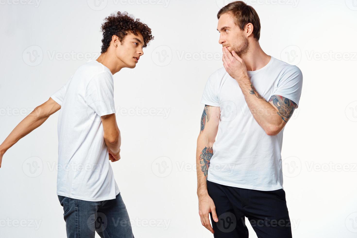 vrolijk vrienden in wit t-shirts emoties beweging foto