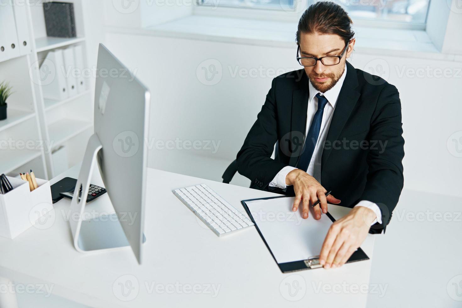 zakenman een officieel is werken Bij de computer uitvoerend foto
