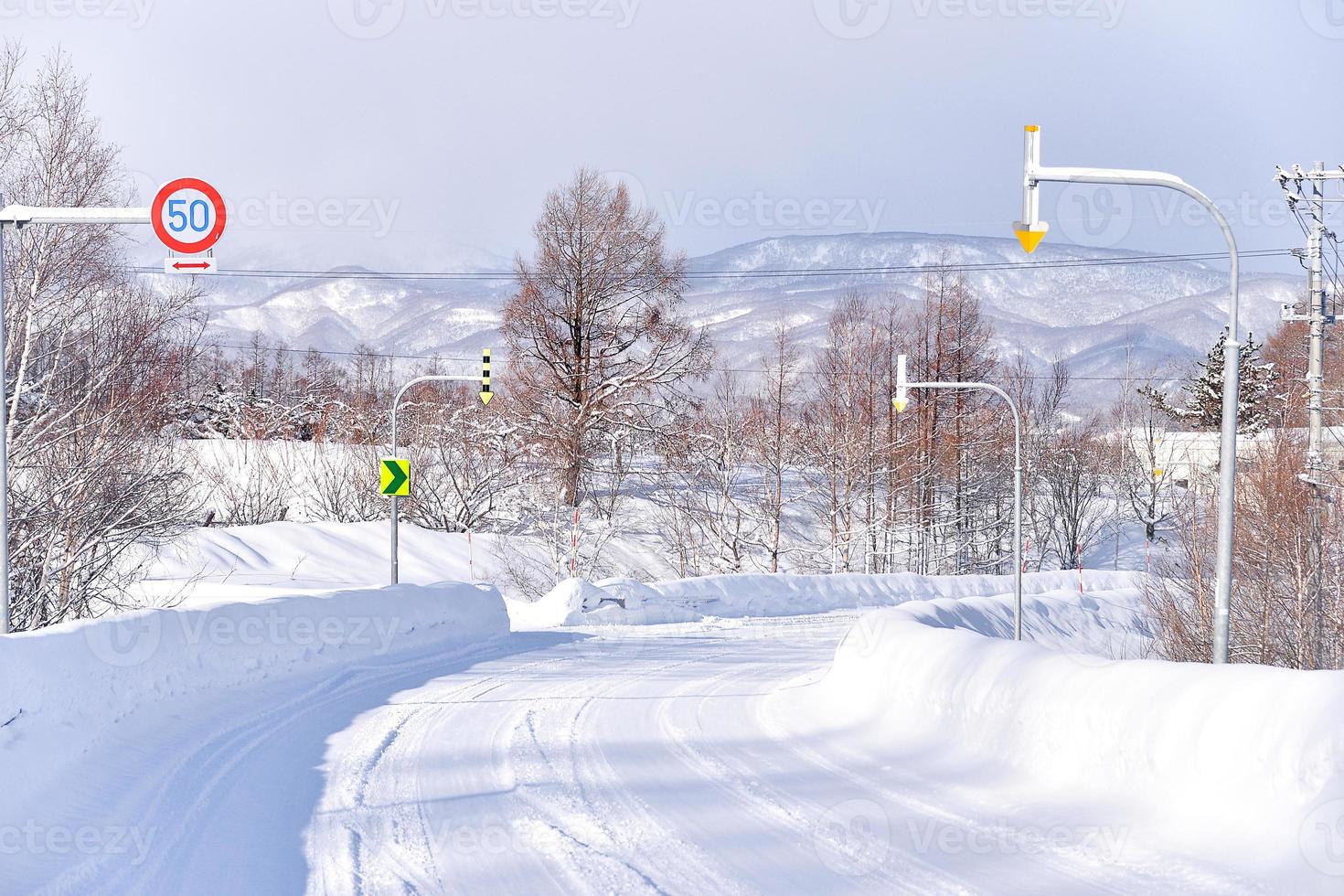 poeder sneeuw Aan een weg in sapporo, hokkaido Japan foto