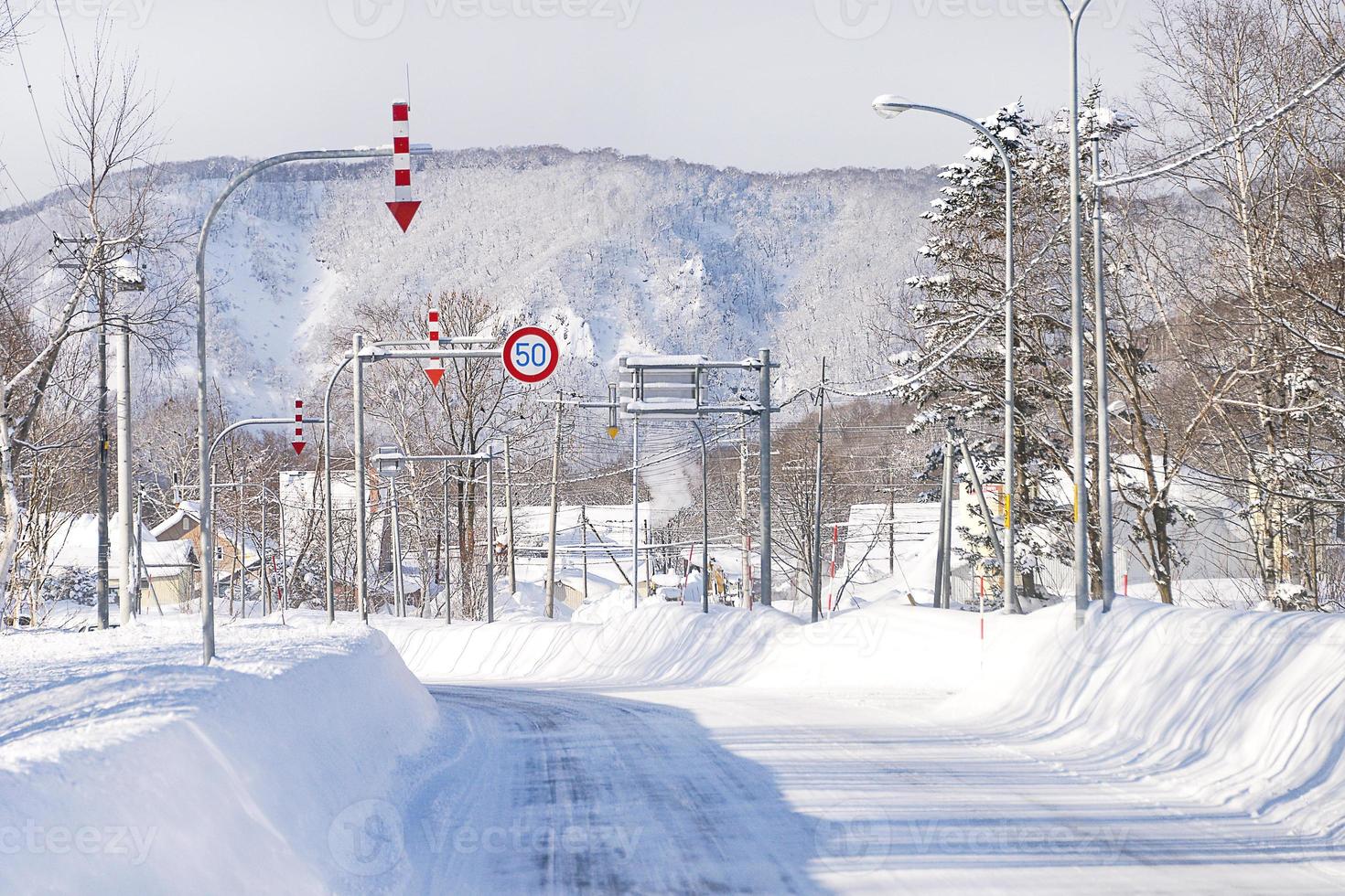 poeder sneeuw Aan een weg in sapporo, hokkaido Japan foto
