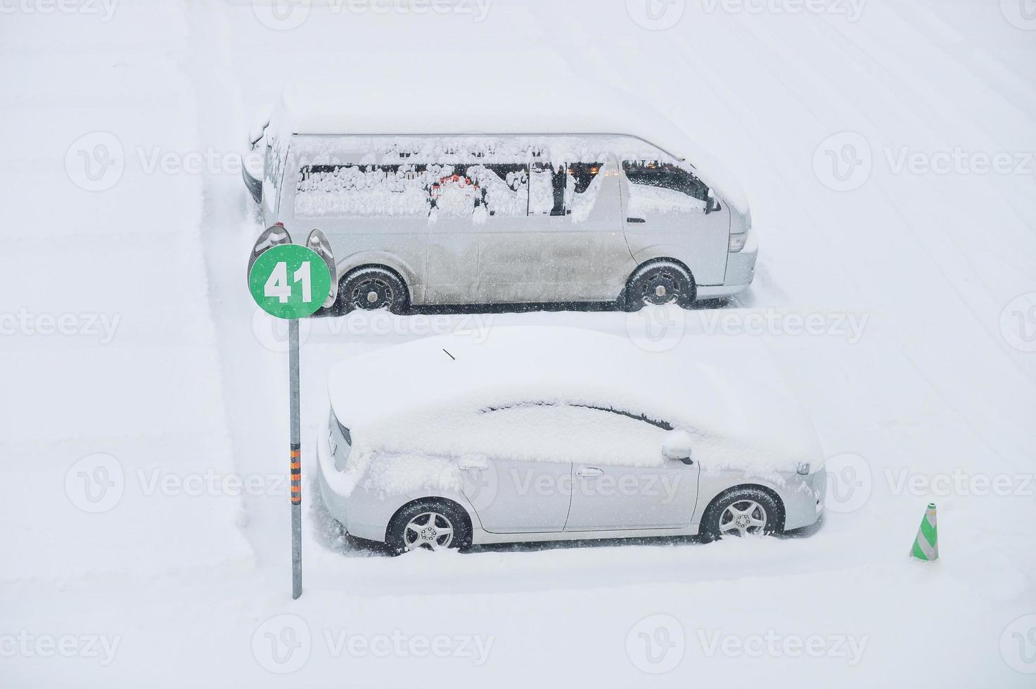 auto's onder de sneeuw foto