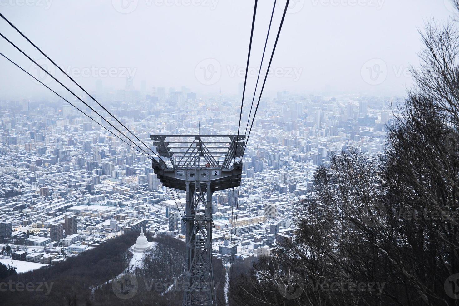 kabelbaan Aan de berg met sapporo stad achtergrond foto