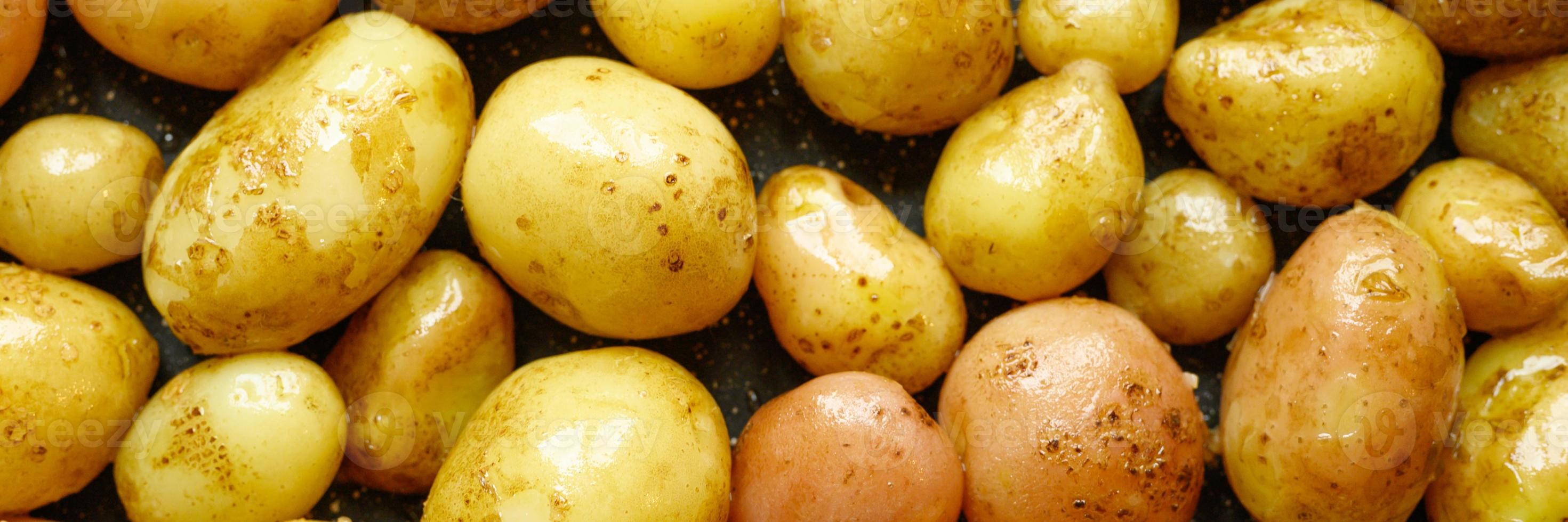 gouden geroosterde aardappelen in de schil foto