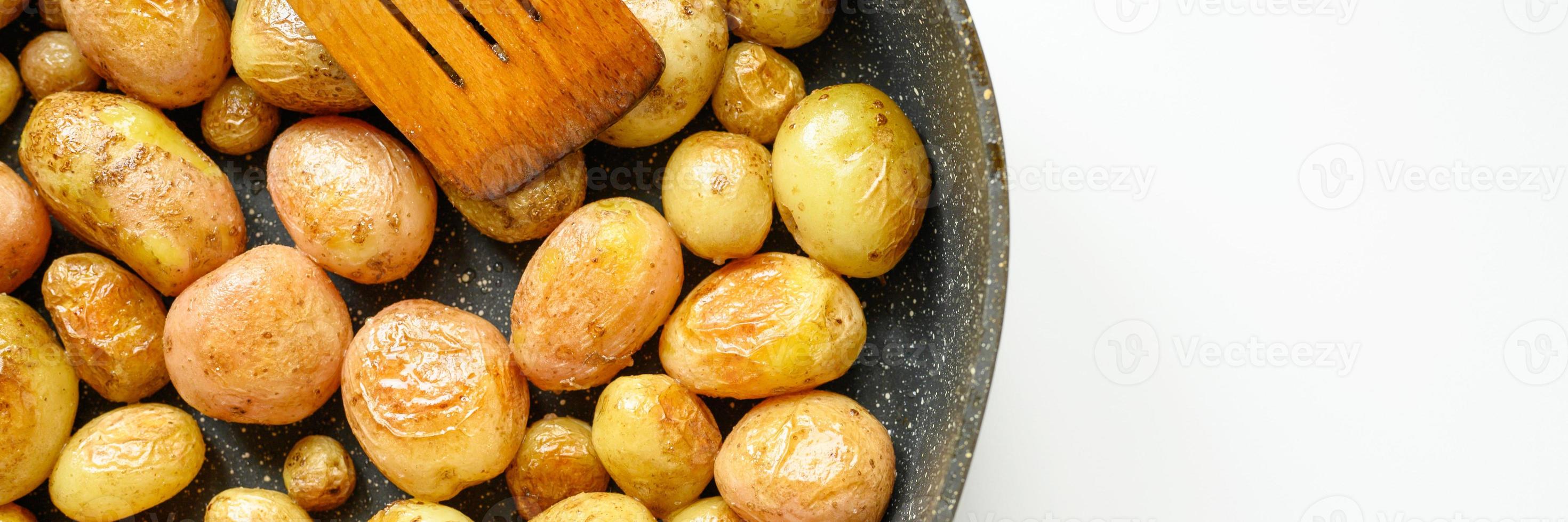 gouden geroosterde aardappelen in de schil foto