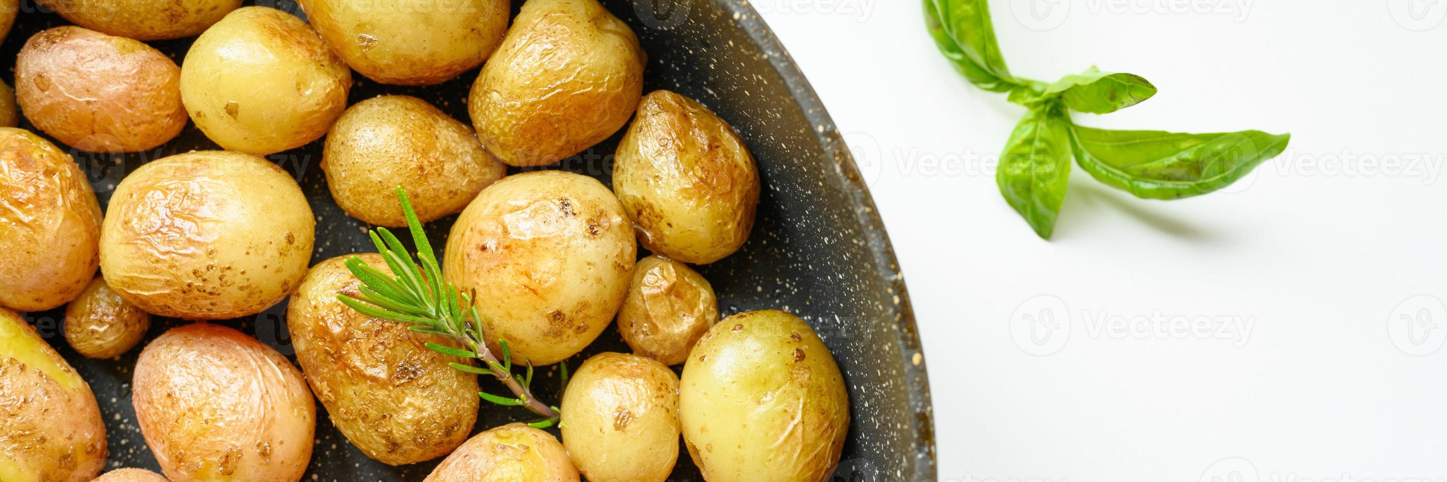 gouden geroosterde aardappelen in de schil foto