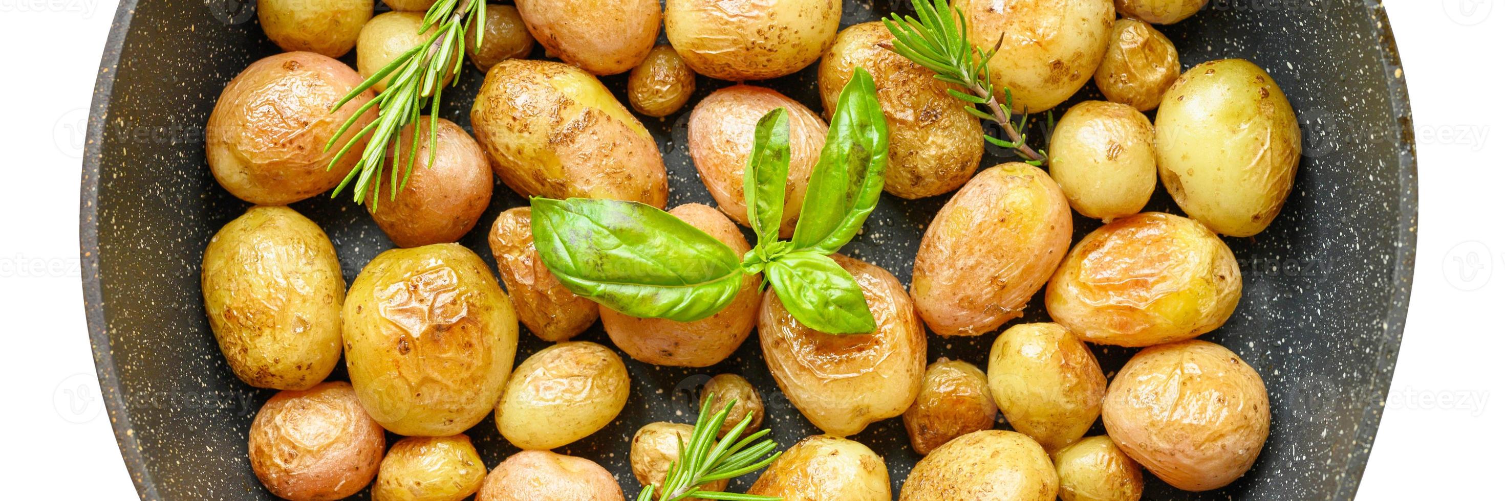 gouden geroosterde aardappelen in de schil foto