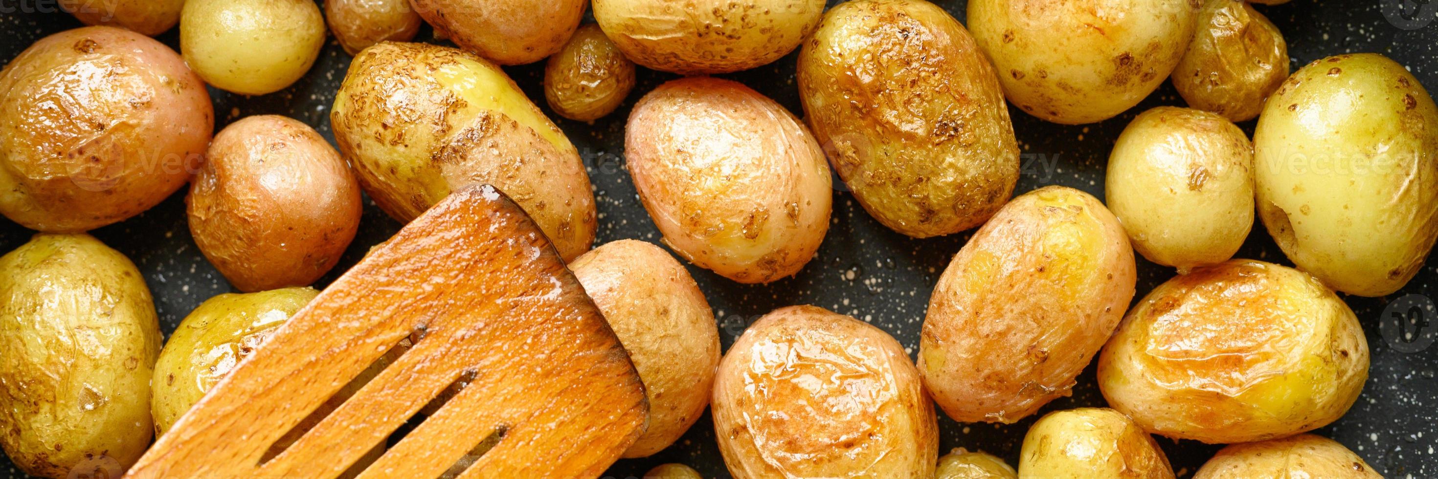 gouden geroosterde aardappelen in de schil foto