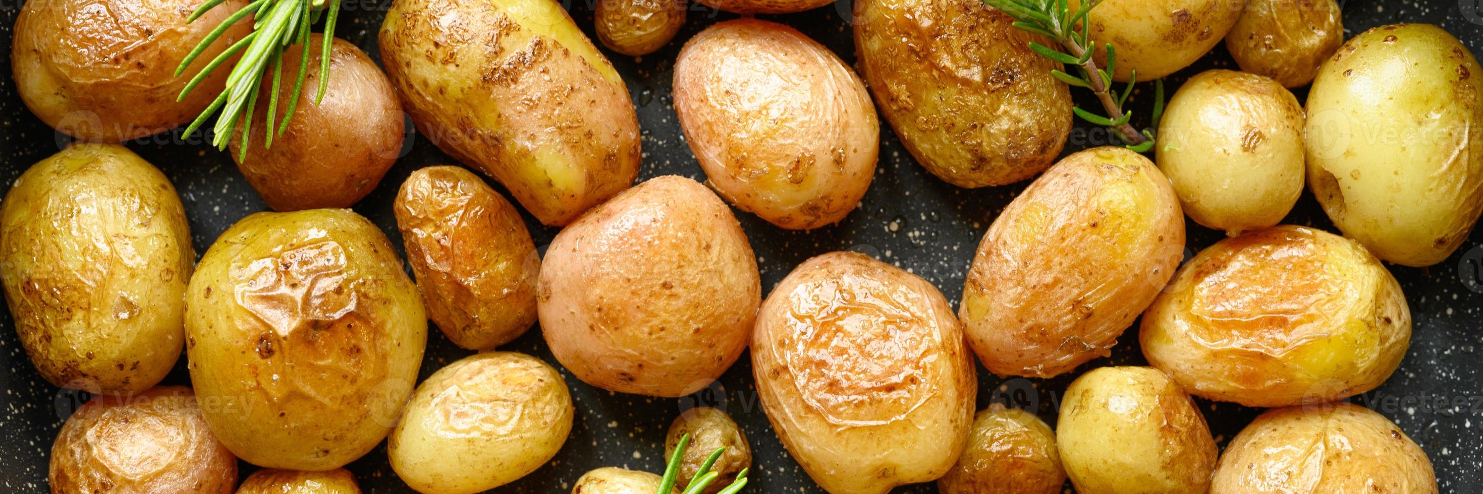 gouden geroosterde aardappelen in de schil foto