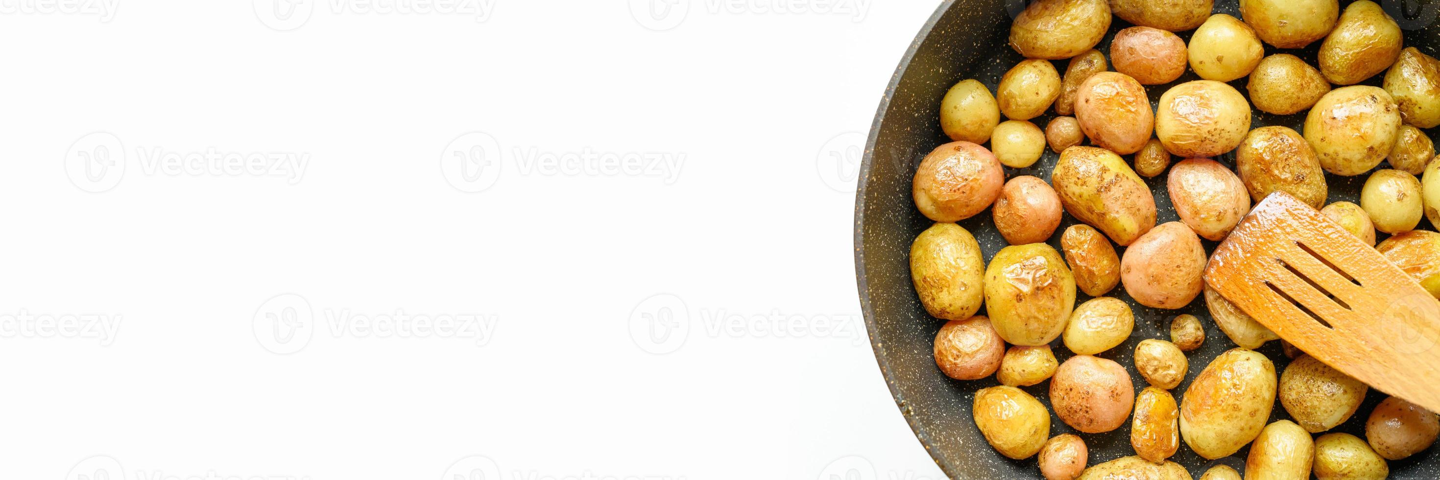 gouden geroosterde aardappelen in de schil foto