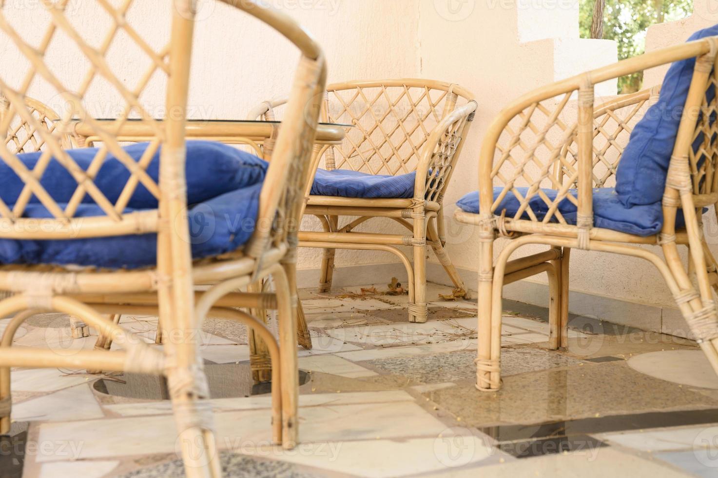 rieten houten stoelen en salontafel om te ontspannen en gezellig samen te zijn foto