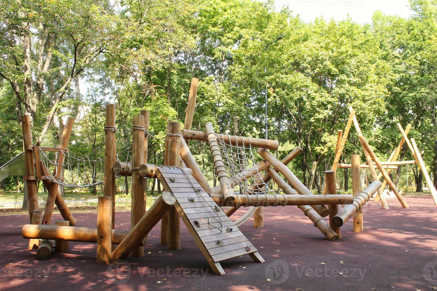 houten modern ecologisch veiligheid kinderen buitenshuis speelplaats uitrusting in openbaar park. natuur architectuur bouw speelhuisje in stad. kinderen rust uit en kinderjaren concept. idee voor spellen Aan lucht. foto