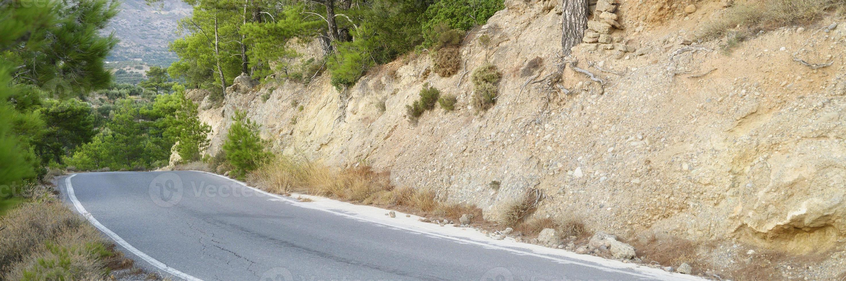 asfaltweg in de mediterrane bergen bedekt met pijnbomen foto