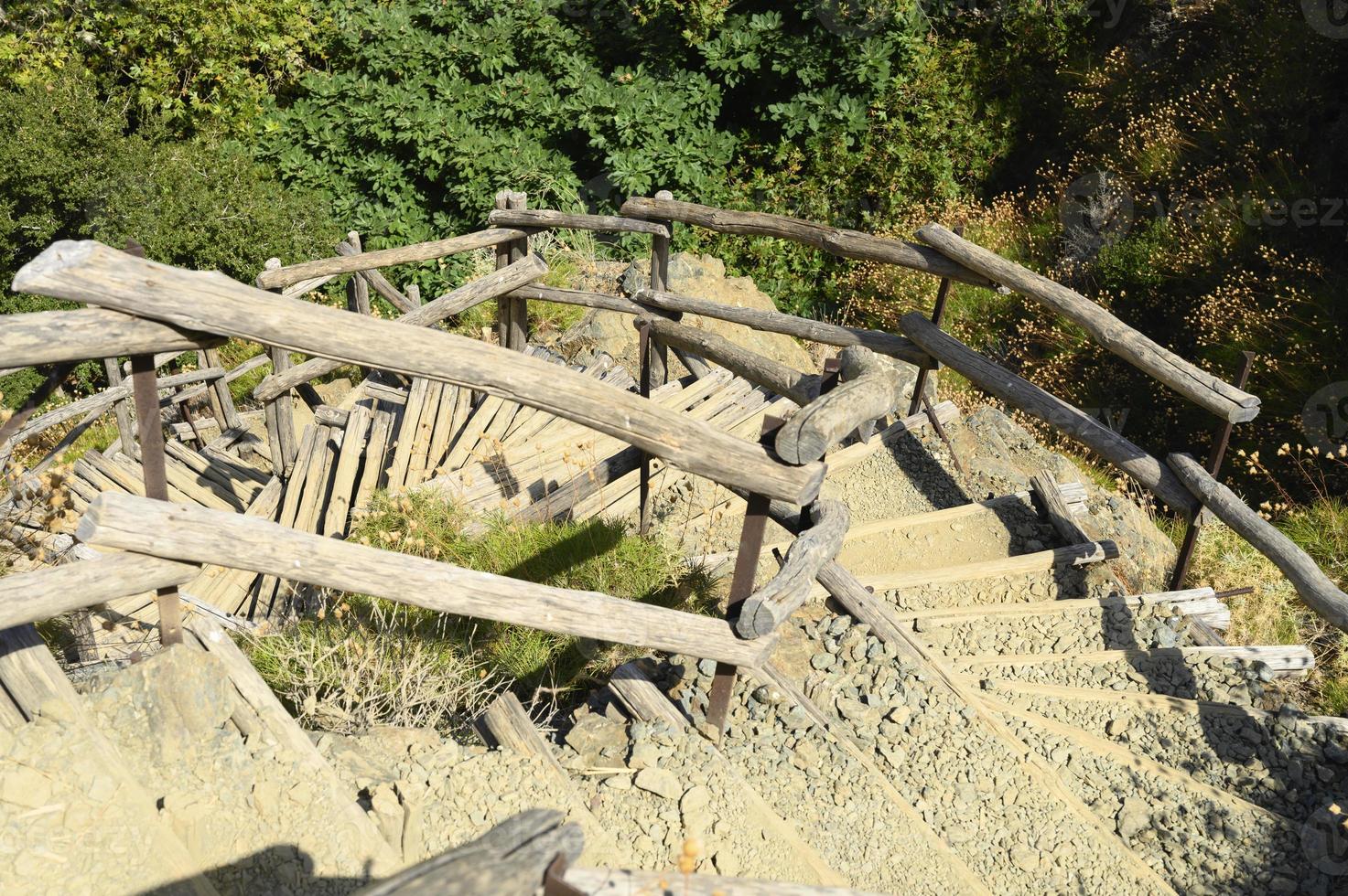 oude zelfgemaakte houten trap die over rotsen in een bergkloof loopt foto