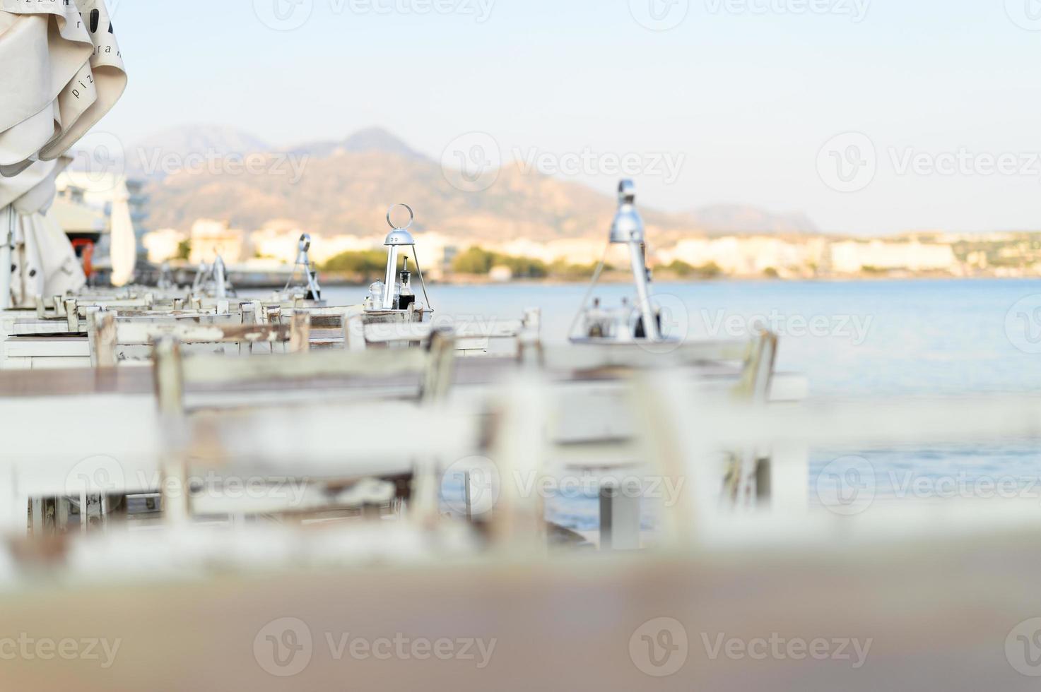 cafétafels aan de mediterrane dijk van de zee foto