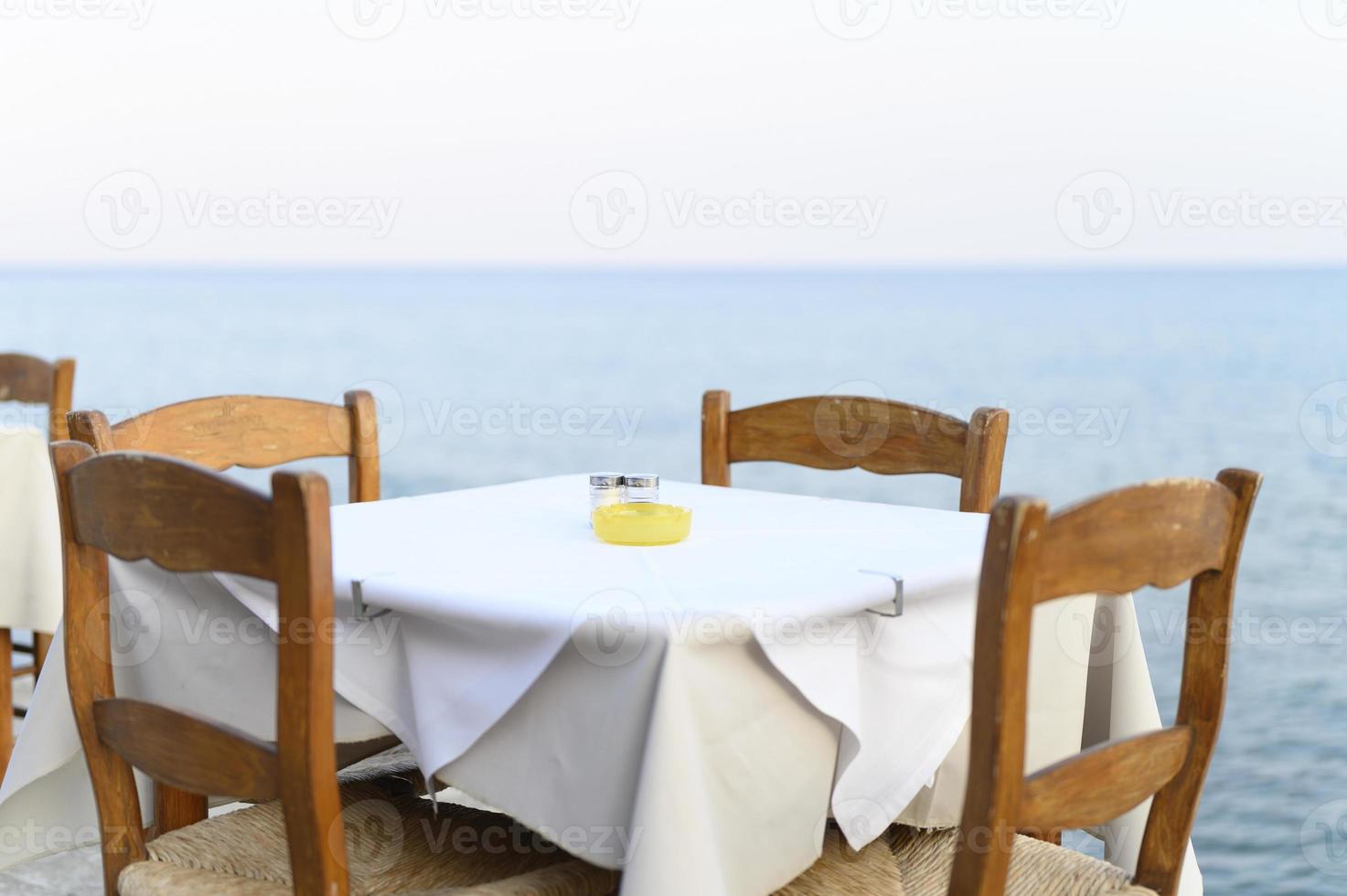 cafétafels aan de mediterrane dijk van de zee foto