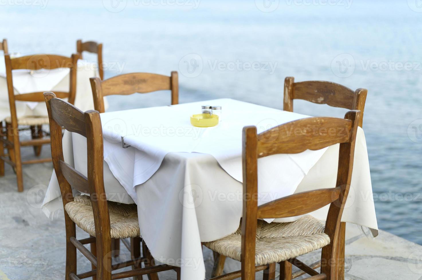 cafétafels aan de mediterrane dijk van de zee foto