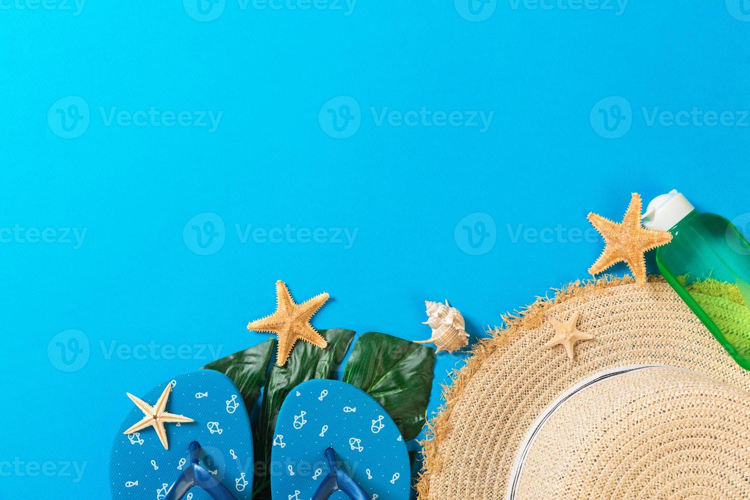 strand accessoires met rietje hoed en schelpen Aan blauw achtergrond top visie met kopiëren ruimte foto