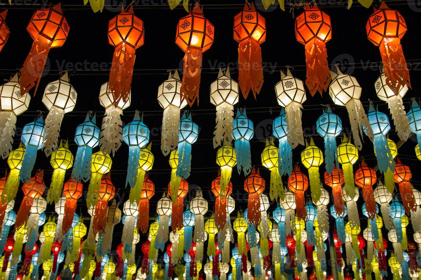 kleurrijk hangende lantaarns verlichting Aan nacht lucht in loy krathong festival Bij noordelijk van Thailand foto